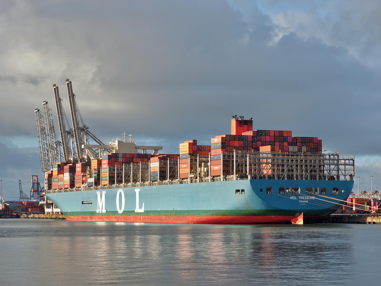 Supercharged Shipping: How Data Analytics Transforms Logistics 1 Traditional Shipping